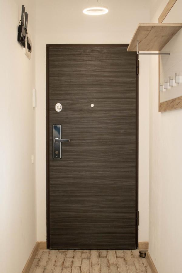 Yzza Apartament นาโวดาริ ภายนอก รูปภาพ